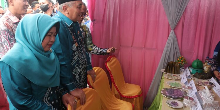 Bupati HSS Tinjau Stand-Stand Kuliner Di Halaman Kantor Kecamatan Daha Utara