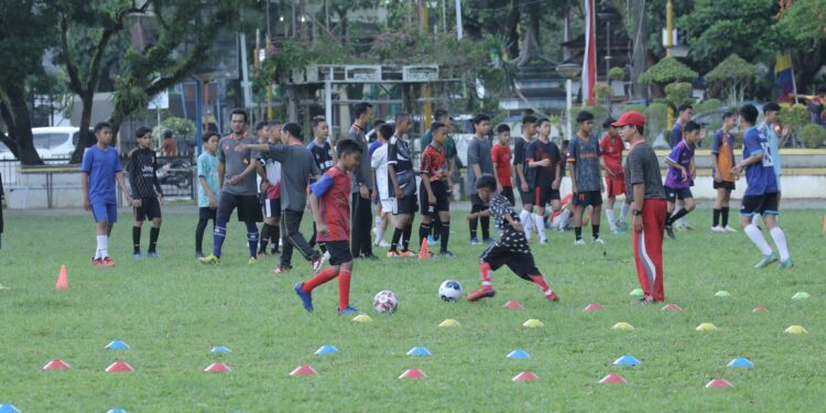 SEKOLAH SEPAK BOLA RAKAT MUFAKAT JUNIOR GELAR LATIHAN PERDANA