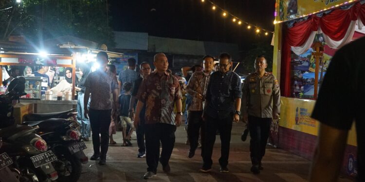 BUPATI MENINJAU POS PENGAMANAN OPERASI LILIN INTAN 2022 DI LAPANGAN LAMBUNG MANGKURAT
