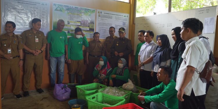 BUPATI HSS BESERTA JAJARAN TINJAU TPS 3R DI WILAYAH KAB. HSS