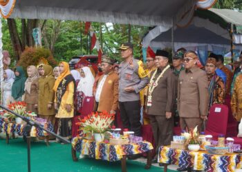 BUPATI HSS DIDAULAT BERIKAN & SEMATKAN PENGHARGAAN PADA PARA ASN LINGKUP KEMENTERIAN AGAMA