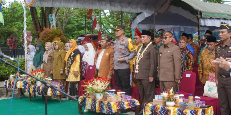 BUPATI HSS DIDAULAT BERIKAN & SEMATKAN PENGHARGAAN PADA PARA ASN LINGKUP KEMENTERIAN AGAMA
