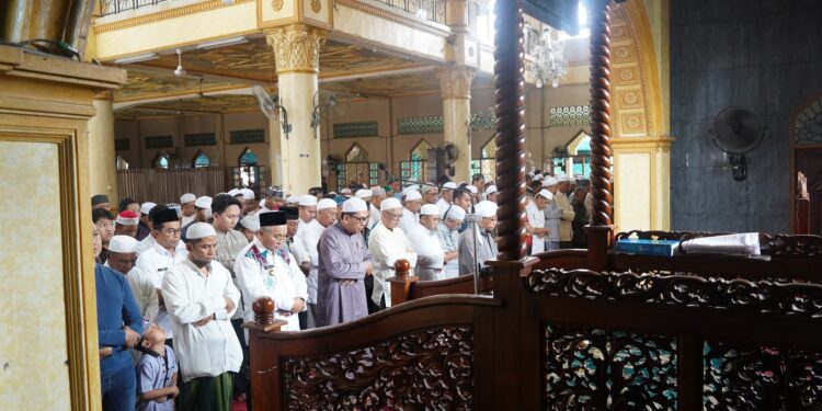 BUPATI TURUT IKUT MENSHOLATKAN JENAZAH ALMARHUM H. M. HUZAIRIN BIN JALADERI
