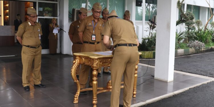 SEKDA LAKUKAN PENANDATANGANAN KINERJA BERSAMA PARA PEJABAT LINGKUP SETDA HSS