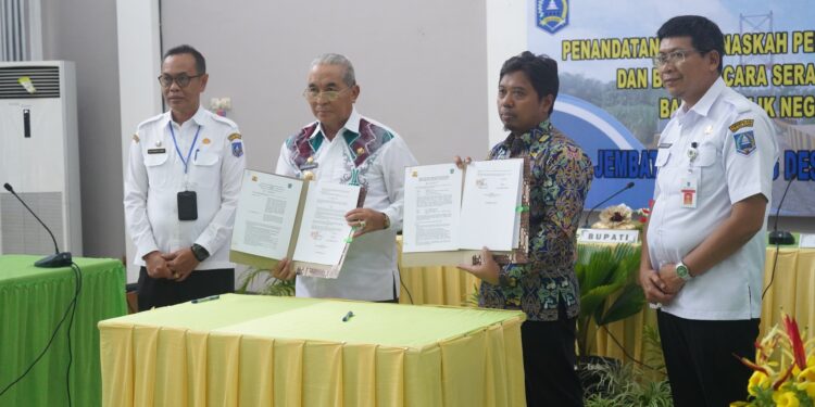 BUPATI MELAKUKAN PENANDATANGAN NASKAH PERJANJIAN HIBAH DAERAH DAN BERITA ACARA SERAH TERIMA BARANG MILIK NEGARA