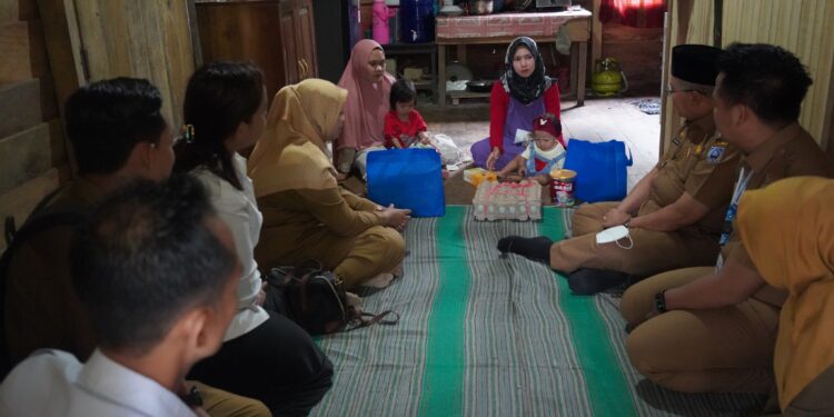 BUPATI SERAHKAN BANTUAN PMT DARI LAZIS ASSALAM FILL ALAMIN TANAH BUMBU UNTUK 2 ANAK DI DESA LUMPANGI