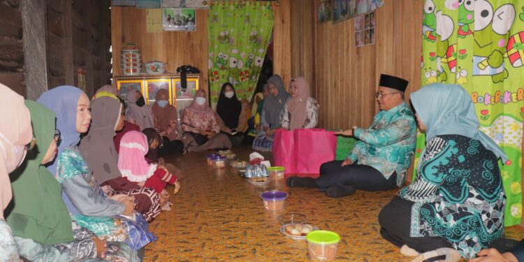 BUPATI HSS KEMBALI SERAHKAN PMT KEPADA 3 ANAK TERINDIKASI STUNTNING