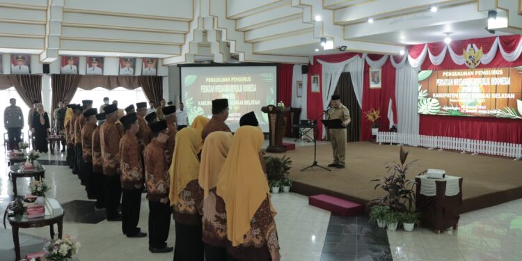 PEMKAB HSS MELAKSANAKAN PELANTIKAN PENGURUS PERSATUAN WREDATAMA REPUBLIK INDONESIA KAB. HSS MASA BHAKTI 2022-2027