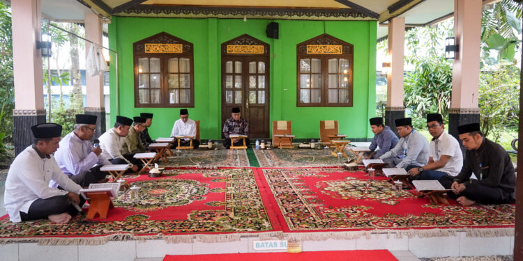 PEMKAB HSS MELAKSANAKAN KHATAMAN AL-QUR’AN DAN TAUSIYAH DI SEKRETARIAT DAERAH HSS