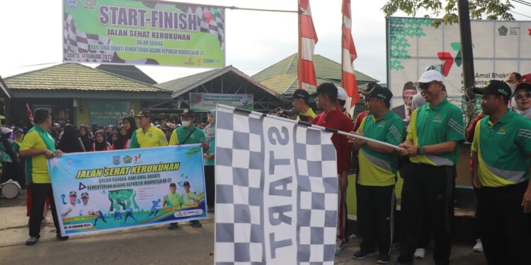SEKDA LEPAS PESERTA JALAN SEHAT KERUKUNAN DALAM RANGKAIAN HAB KEMENAG HSS
