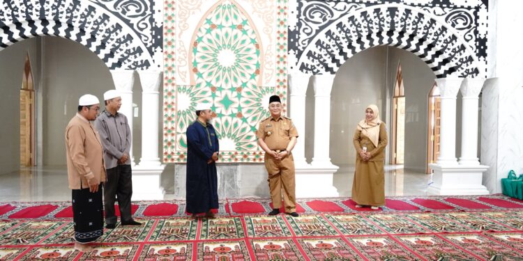 BUPATI HSS MENINJAU LANGSUNG SEJAUH MANA PROSES PEMBANGUNAN MASJID AL-ETTIHAD LOKSADO