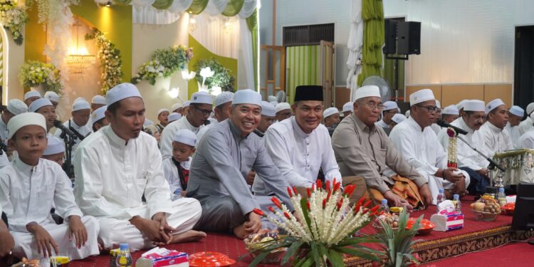 BUPATI HADIRI PERINGATAN HAUL ABAH GURU SEKUMPUL DI DESA PAGIRI DAHA SELATAN