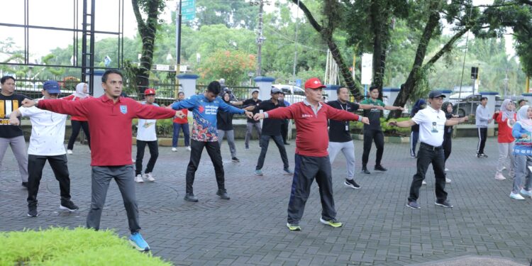 PEMKAB HSS MENGGELAR SENAM BERSAMA DI HALAMAN KANTOR BUPATI