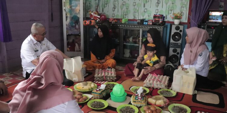 BUPATI SERAHKAN BANTUAN PMT STUNTING DI DESA LOK BINUANG