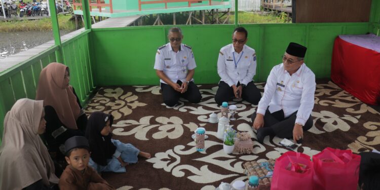 BUPATI HSS SERAHKAN BANTUAN PEMBERIAN MAKANAN TAMBAHAN UNTUK ANAK DI DAHA BARAT