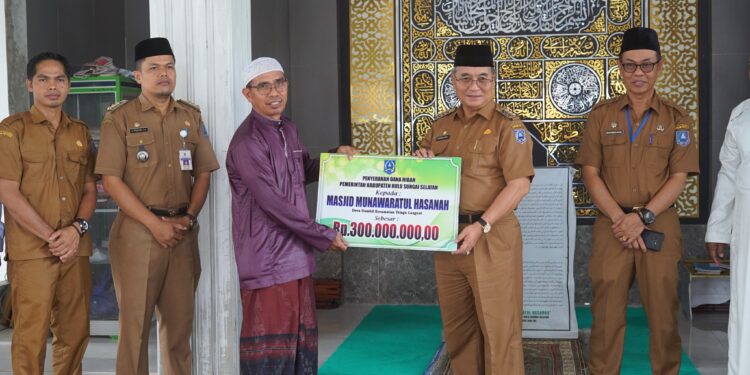 BUPATI HSS MENYERAHKAN BANTUAN BERUPA DANA HIBAH BAGI TEMPAT IBADAH