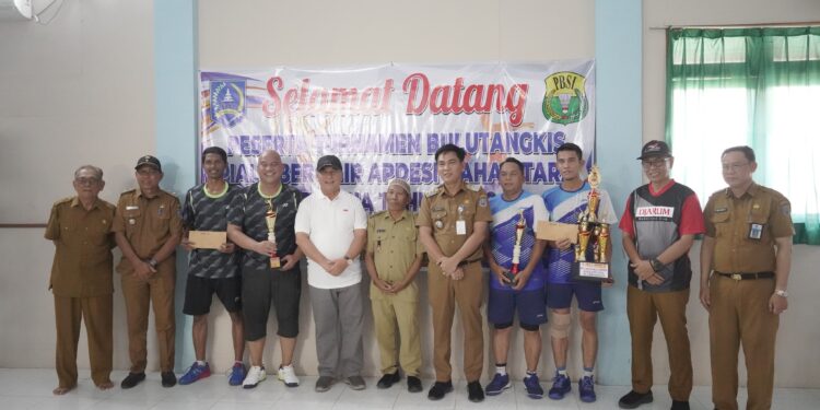 BUPATI HSS SERAHKAN TROPI JUARA TURNAMEN BULUTANGKIS SE-DAHA PIALA BERGILIR APDESI DAHA UTARA