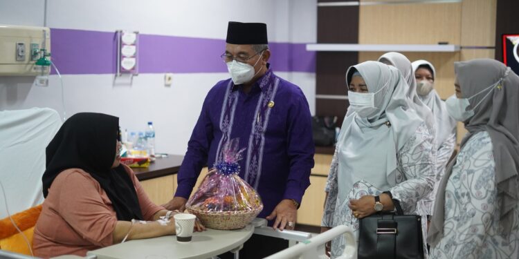 BUPATI HSS BERSAMA YAYASAN KANKER INDONESIA CABANG HSS JENGUK PASIEN KANKER DI RSUD BHHB