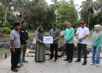 WAKIL BUPATI HSS SERAHKAN BANSOS PADA KORBAN KEBAKARAN DI DESA TANIRAN DAN DESA PANJAMPANG