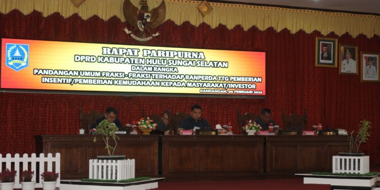 WAKIL BUPATI HSS DENGARKAN PANDANGAN UMUM FRAKSI DPRD TENTANG RANPERDA PEMBERIAN INSENTIF/PEMBERIAN KEMUDAHAN KEPADA MASYARAKAT/INVESTOR