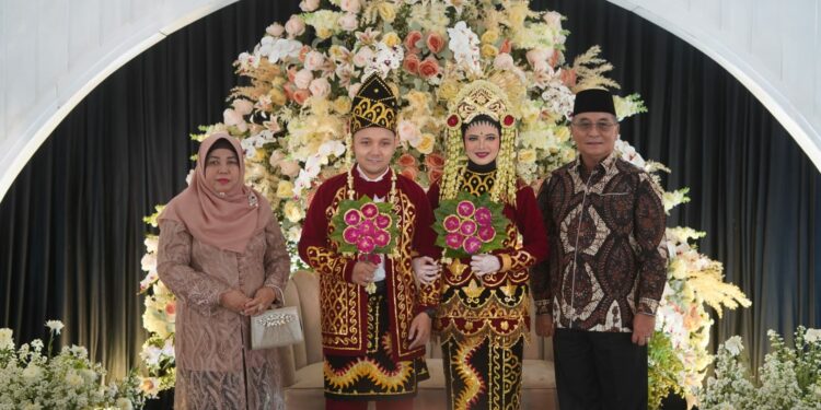 BUPATI HSS MENYEMPATAN HADIRI BEBERAPA RESEPSI PERNIKAHAN DI KAB. HSS