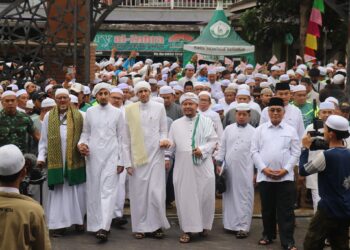 BUPATI DAN WABUP HSS HADIRI PERINGATAN ISRA MI’RAJ DI MASJID AR-RAUDAH KANDANGAN