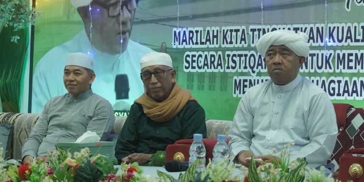 WABUP HSS HADIRI ACARA PERINGATAN ISRA MI’RAJ DAN HAUL GURU SEKUMPUL DI MESJID BESAR IBERAHIM NEGARA