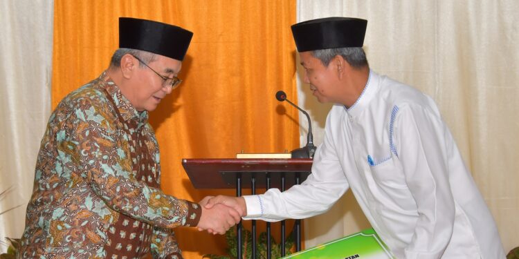 PEMERINTAH KABUPATEN HULU SUNGAI SELATAN MENYERAHKAN DANA HIBAH KEPADA MAJELIS ULAMA INDONESIA (MUI) HSS DAN DEWAN MESJID INDONESIA (DMI) HSS.