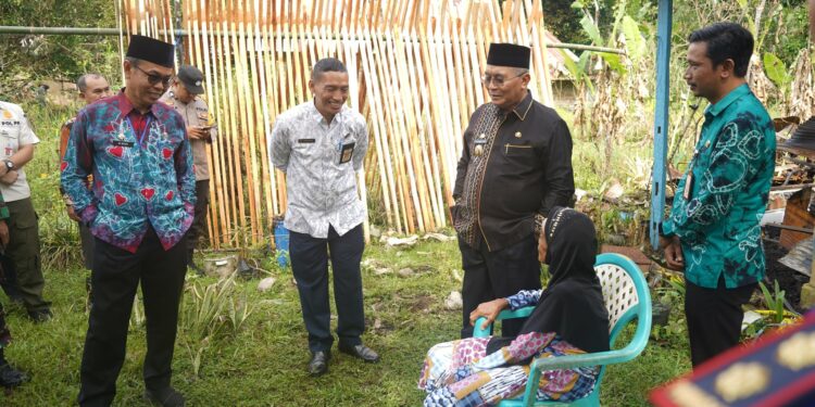 BUPATI HSS SERAHKAN BANTUAN KORBAN KEBAKARAN DI DESA TANIRAN SELATAN