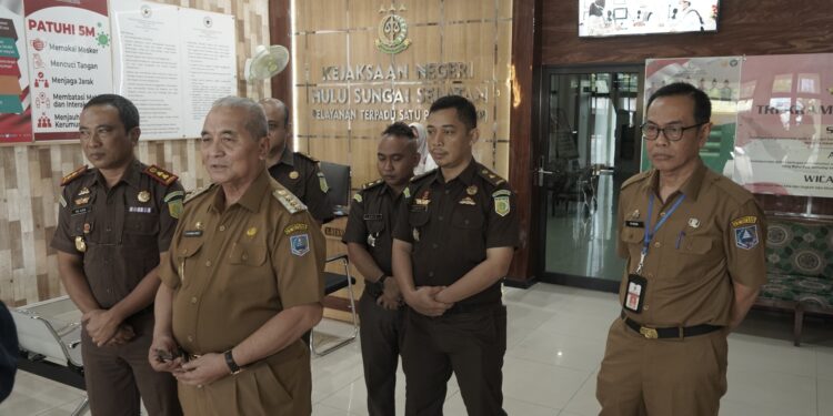 PERKUAT SINERGI, BUPATI HSS BERKUNJUNG KE KEJARI HSS