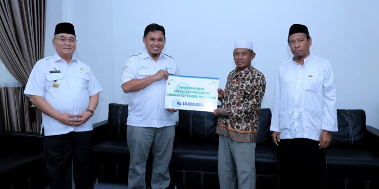 BUPATI HSS SAKSIKAN PENYERAHAN DANA HIBAH UPZ BANK KALSEL SYARIAH UNTUK LANGGAR ASY SYAMSU WAL QOMAR DESA TELUK HAUR