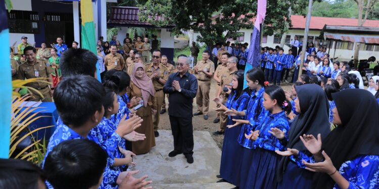 PENUH KEHANGATAN SILATURAHMI ANTARA BUPATI HSS DENGAN KELUARGA BESAR SMPN 1 LOKSADO