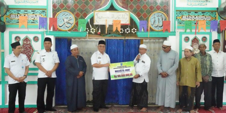 BUPATI HSS MENYERAHKAN BANTUAN BERUPA DANA HIBAH BAGI TEMPAT IBADAH UNTUK WILAYAH KECAMATAN SUNGAI RAYA