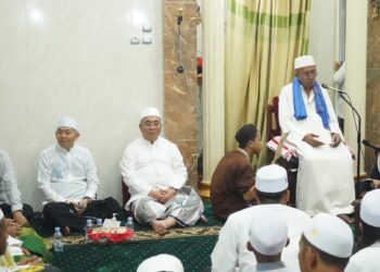 BUPATI HSS BERSAMA WABUP HSS HADIRI PENGAJIAN GURU DANAU DI LANGGAR ASY SYAMSU WAL QOMAR