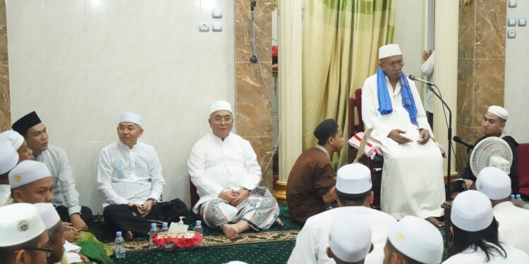 BUPATI HSS BERSAMA WABUP HSS HADIRI PENGAJIAN GURU DANAU DI LANGGAR ASY SYAMSU WAL QOMAR