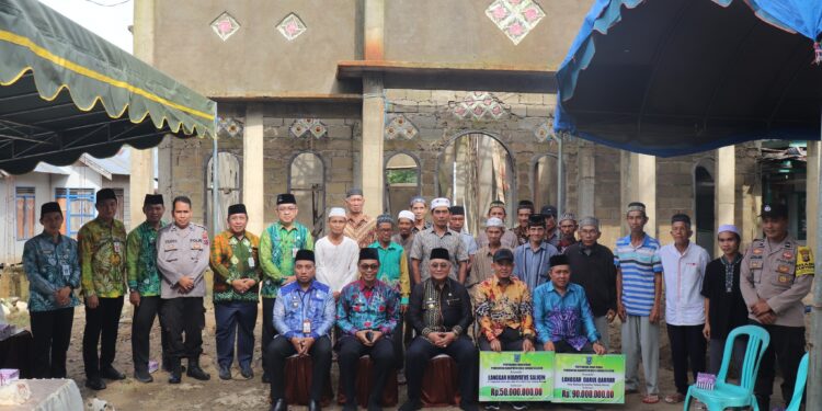 BUPATI HSS SERAHKAN DANA HIBAH UNTUK PEMUGARAN 2 LANGGAR DI KECAMATAN PADANG BATUNG