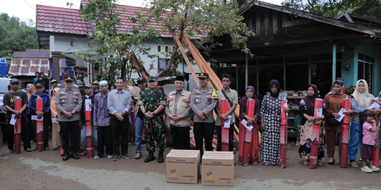 BUPATI HSS SERAHKAN LANGSUNG BANTUAN SOSIAL BENTUK KEPEDULIAN KEPADA MASYARAKAT YANG TERKENA MUSIBAH BANJIR BANDANG DI DUSUN BUKUANIN