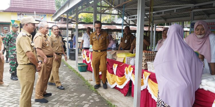 BUPATI HSS TINJAU GELAR PANGAN MURAH DI DESA BAMBAN
