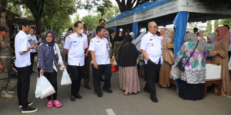 KAUM IBU SERBU GELAR PANGAN MURAH, PANITIA BUKA LEBIH AWAL