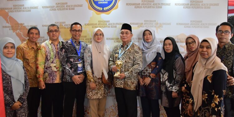 KOMITMEN LINDUNGI KESEHATAN WARGANYA BUPATI H. ACHMAD FIKRY TERIMA PENGHARGAAN UHC AWARD