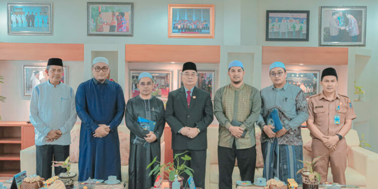 BUPATI TERIMA AUDIENSI IKATAN ALUMNI PONPES DALWA WILAYAH HSS