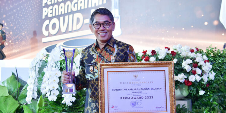 DINILAI BERHASIL TANGANI COVID-19, HSS DAPAT PENGHARGAAN PPKM AWARD DARI PEMERINTAH PUSAT