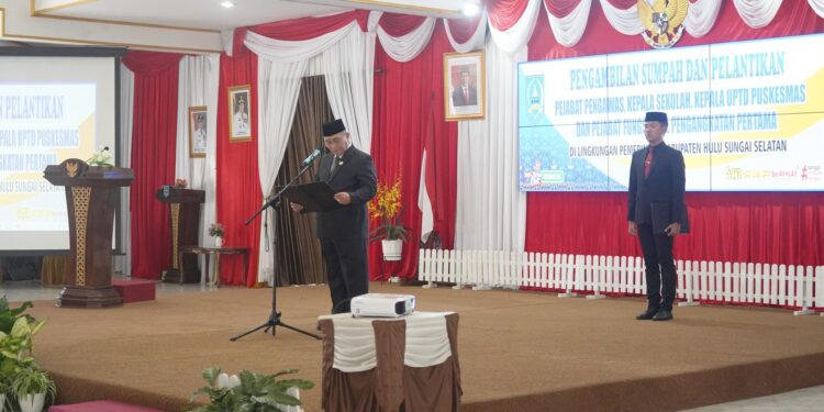 PENGAMBILAN SUMPAH DAN PELANTIKAN PEJABAT PENGAWAS, KEPALA SEKOLAH, KEPALA UPTD PUSKESMAS, DAN PEJABAT FUNGSIONAL PENGANGKATAN PERTAMA