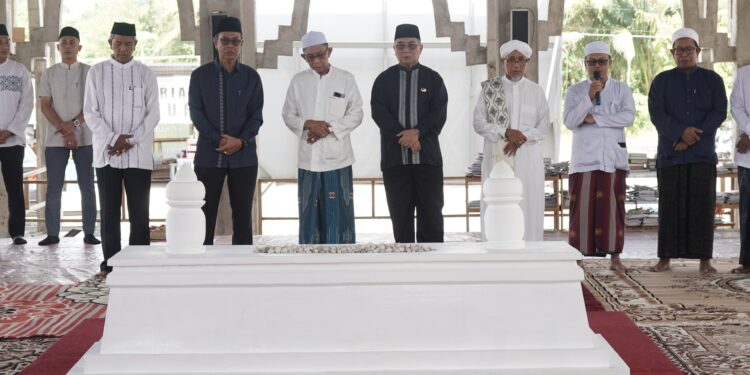 WUJUD KECINTAAN KEPADA ULAMA, PEMKAB HSS ZIARAH MAKAM ULAMA