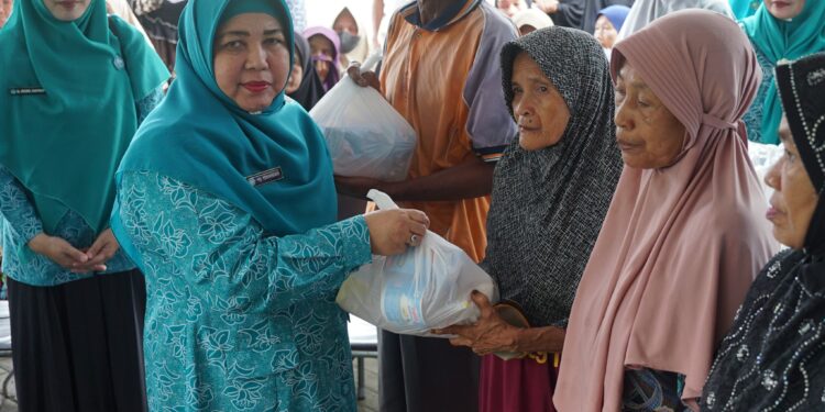 RINGANKAN BEBAN MASYARAKAT, TP. PKK KAB. HSS GELAR PASAR MURAH DI KECAMATAN KANDANGAN DAN SUNGAI RAYA