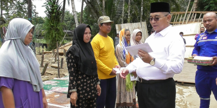 SERAHKAN BANTUAN PERBAIKAN RUMAH, BUPATI KUNJUNGI LANGSUNG KORBAN BANJIR MALINAU
