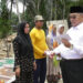 SERAHKAN BANTUAN PERBAIKAN RUMAH, BUPATI KUNJUNGI LANGSUNG KORBAN BANJIR MALINAU