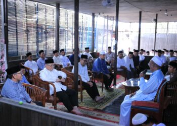 NUANSA SILATURAHMI JAJARAN PEMKAB HSS PENUH KEKELUARGAAN BERSAMA TGH. ASMUNI (ABAH GURU DANAU)