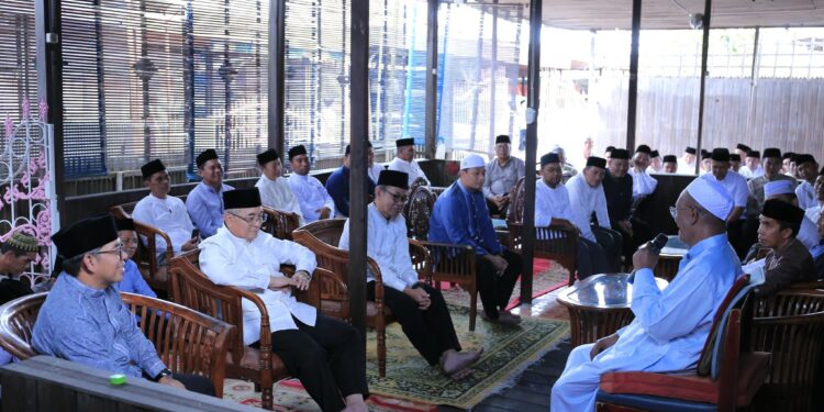 NUANSA SILATURAHMI JAJARAN PEMKAB HSS PENUH KEKELUARGAAN BERSAMA TGH. ASMUNI (ABAH GURU DANAU)