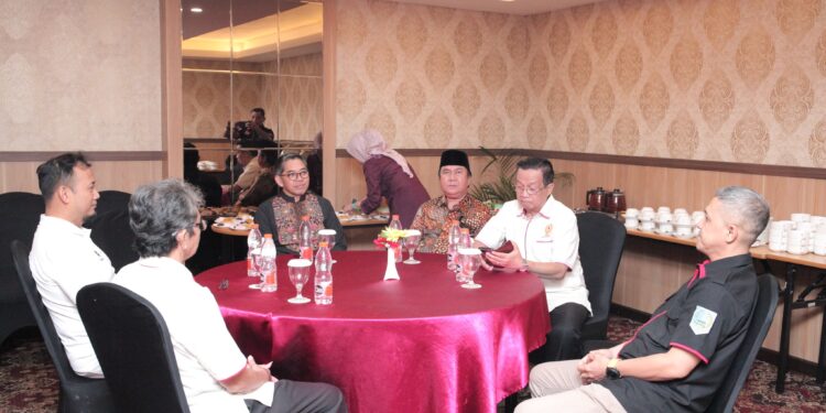 WAKIL BUPATI HSS SAKSIKAN SERAH TERIMA HASIL PEMERIKSAAN LAPORAN PERTANGGUNGJAWABAN PORPROV XI KALIMANTAN SELATAN